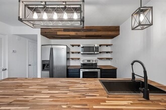 Building Photo - 2 bed 1.5 bath townhome for rent in Brentwood!