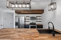 Building Photo - 2 bed 1.5 bath townhome for rent in Brentwood!