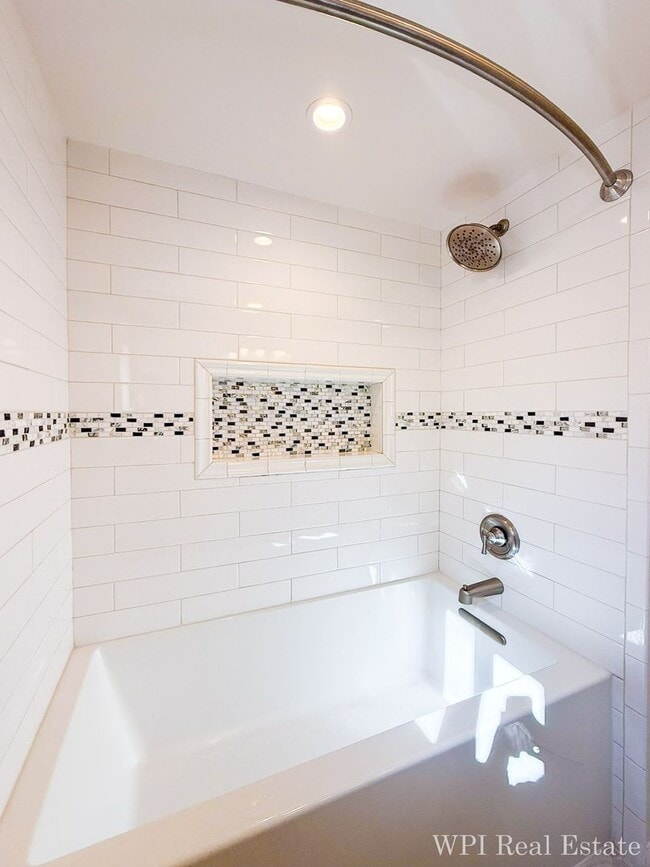 Building Photo - Beautiful newly remodeled 3 bed/2 bath home! Walking distance to Northgate Lightrail!