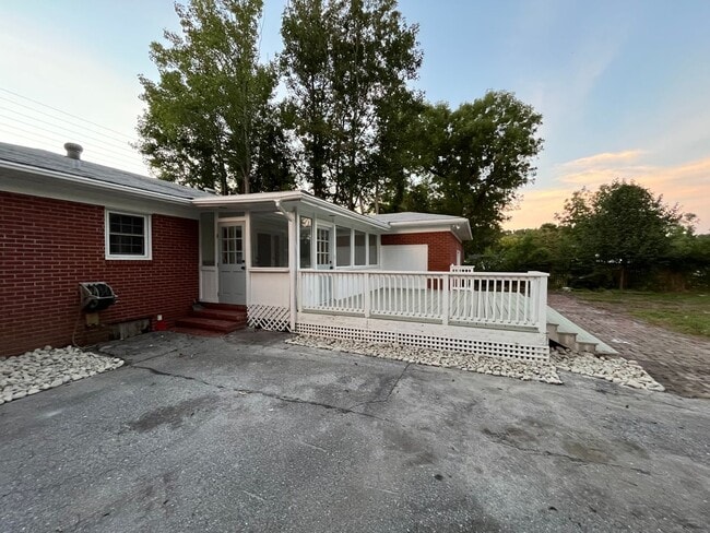 Building Photo - 5bd/2ba NEWLY remodeled brick ranch home. NO CATS.