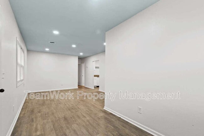 Building Photo - 3020 Azalea Dr