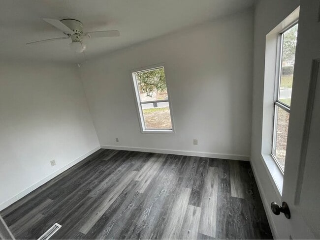 Building Photo - 704 Beverly Dr