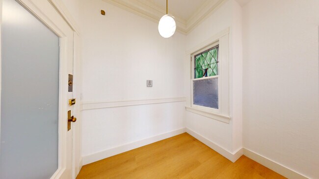 Building Photo - 550 Baker St