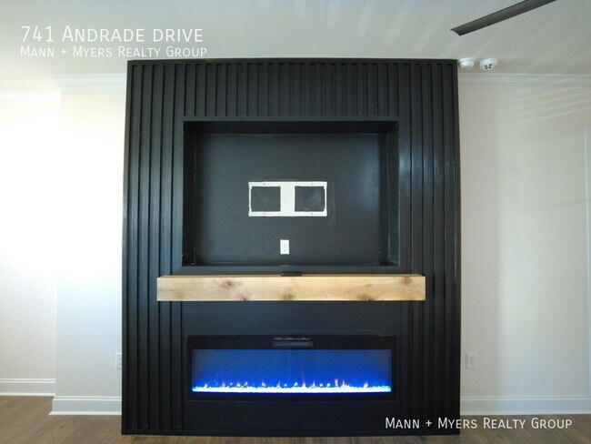 Building Photo - 741 Andrade Dr