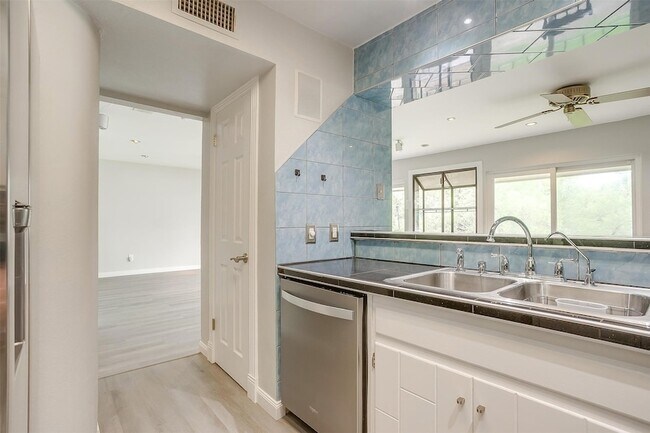 Building Photo - 390 Driftwood Ct