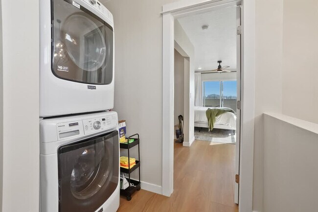 Building Photo - 304 Cliff Swallow Ave