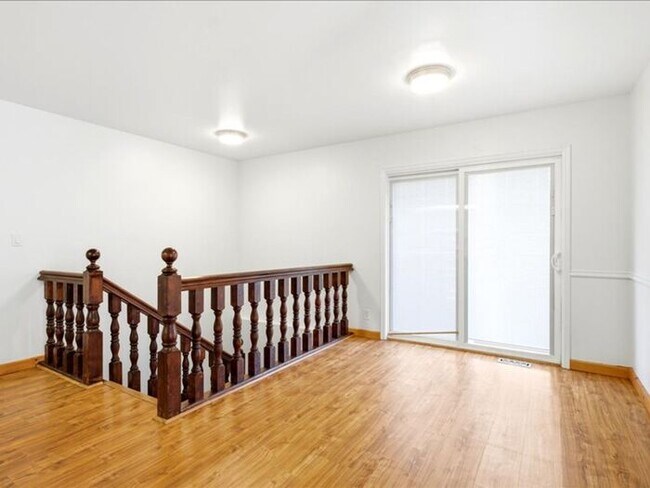 Building Photo - Cottonwood Heights 5 bed 3 bath Twin Home