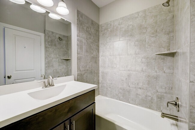 Building Photo - 726 N Shepherd Dr