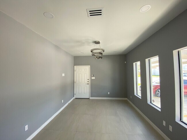 Building Photo - 810 S Michigan St