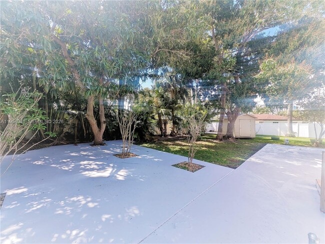 Building Photo - 220 SE 1st St