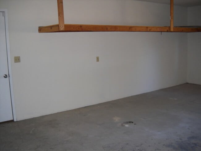 Building Photo - Mountain Views