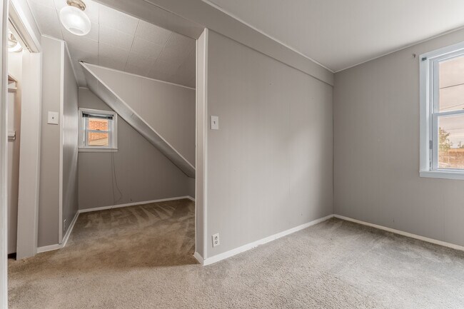Building Photo - 3635 N Oconto Ave