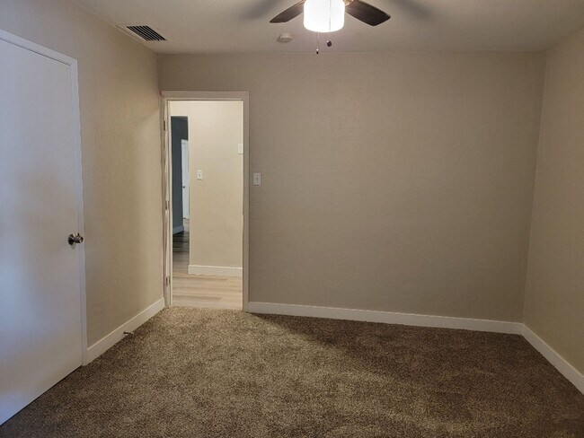 Building Photo - 3 BEDROOM**UPGRADES*CLOSE TO AREA SCHOOLS AND SHOPPING CENTERS*