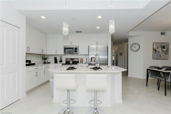 Building Photo - 15285 Green Acre Avenue Unit 418