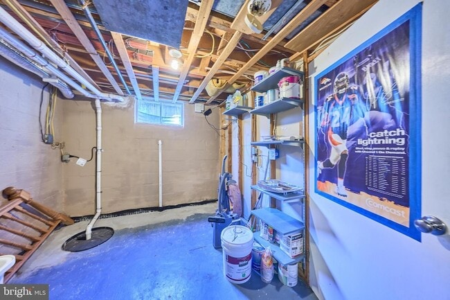 Building Photo - 2319 Riverview Terrace