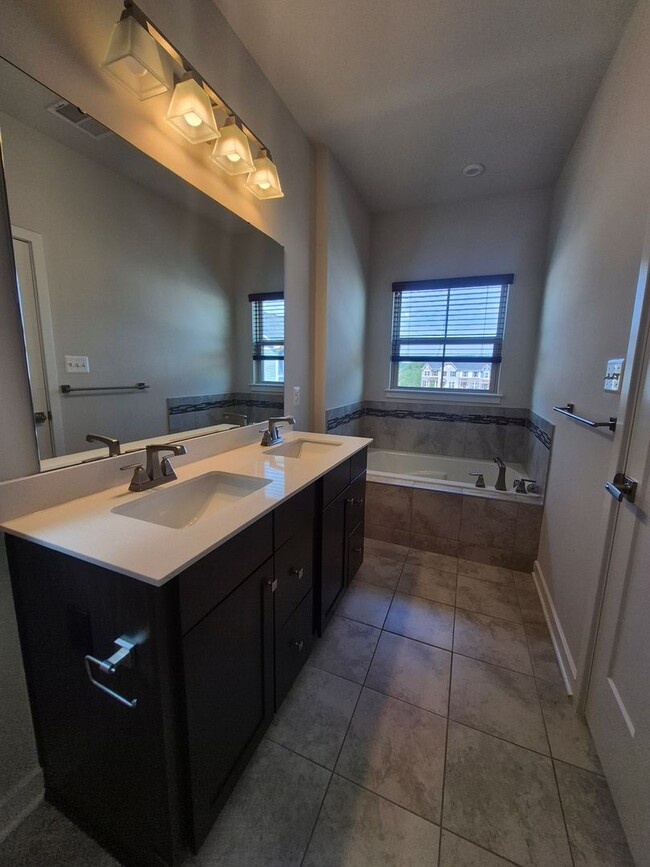 Building Photo - BEAUTIFUL END UNIT TOWNHOME IN NEW MARKET