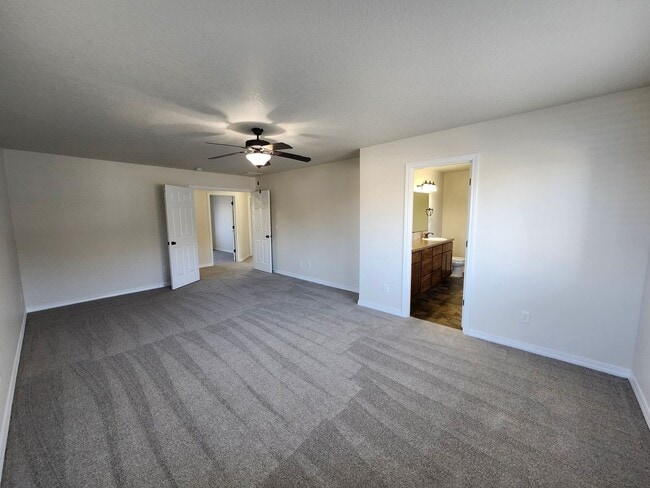 Building Photo - 1/2 off First Month's Rent- South Richland Location, 3 bed, 2.5 ba + Bonus Room