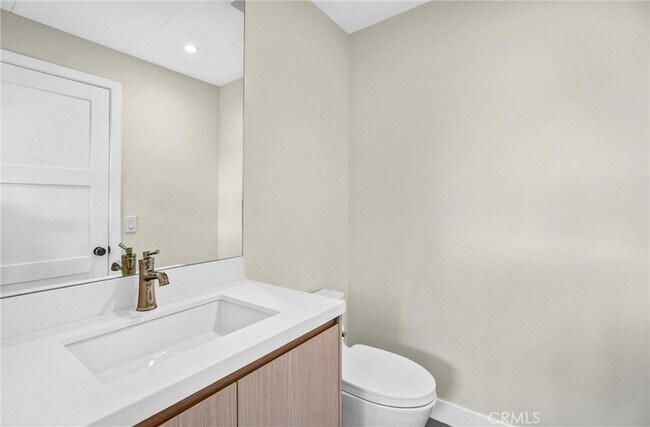 Building Photo - 1343 1/2 Seward Street Unit