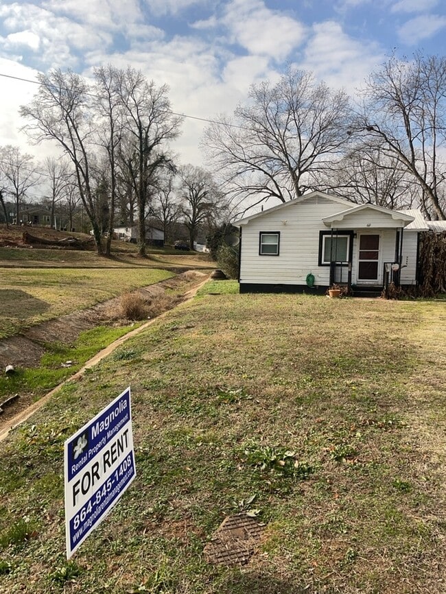 Building Photo - 3 Bedroom 1 Bathroom
