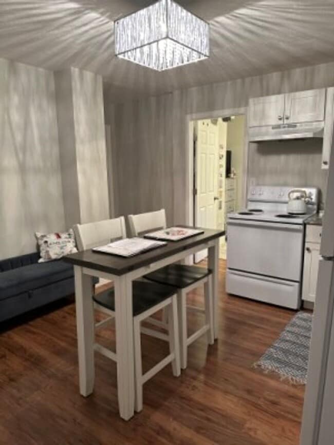 Building Photo - NORTH E. 2 BR Apartment - 6/1/26