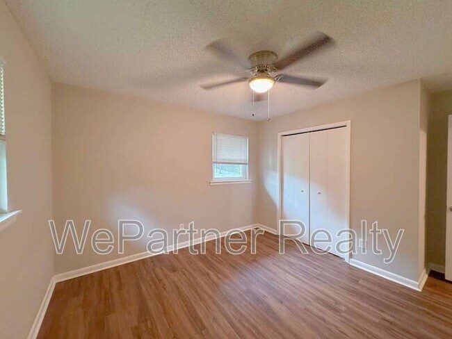 Building Photo - 2223 Shamrock Dr