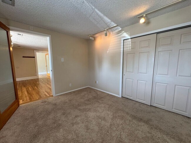 Building Photo - ***$500 off 1st Months Rent!***Well Kept H...