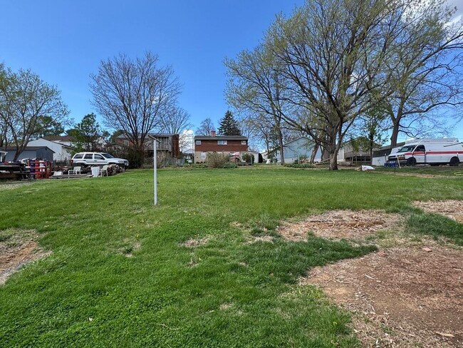 Building Photo - 404 Grubert Ave