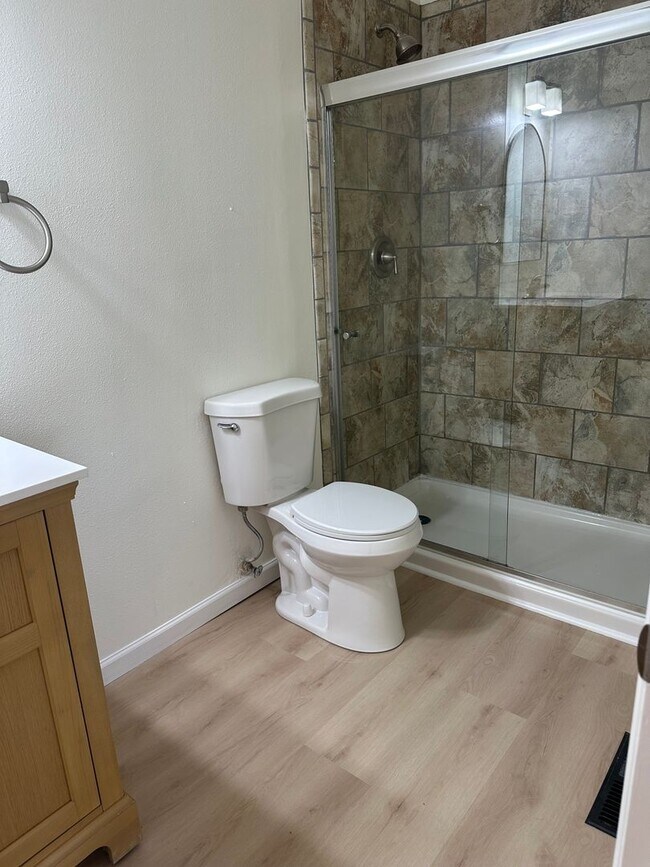 Building Photo - Spacious 3 Bedroom House with Attached Garage and Large Yard!
