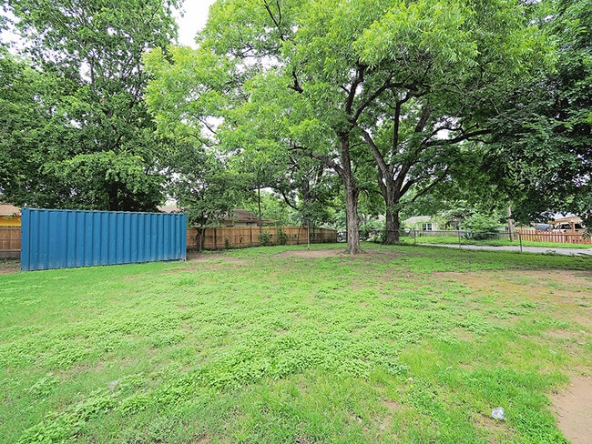 Building Photo - Recently Remodeled Studio Apartment In Hot East Austin!
