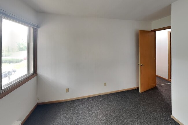 Building Photo - 402 N Prairie St