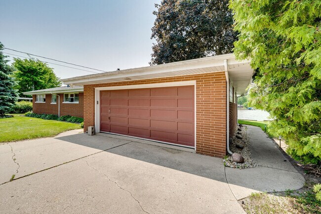 Building Photo - 811 N River Rd