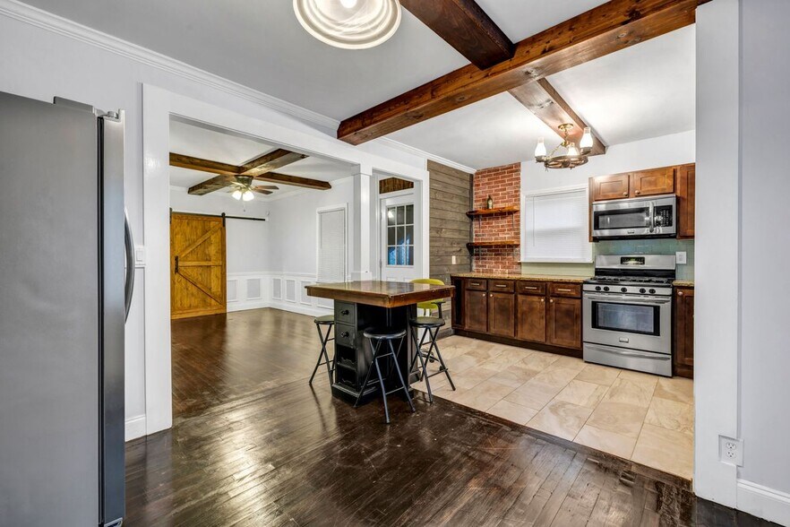 Building Photo - 1747 Parkhill Dr