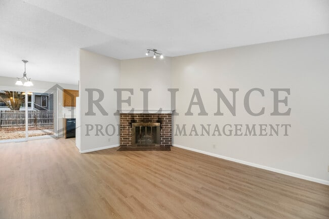 Primary Photo - 141 S Lark St