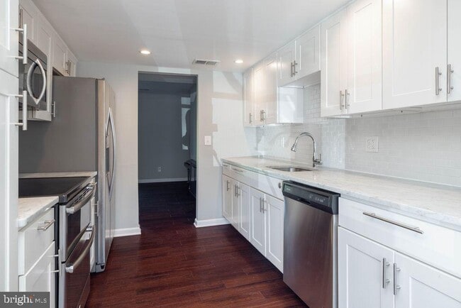 Building Photo - 3206 Emerald Pl