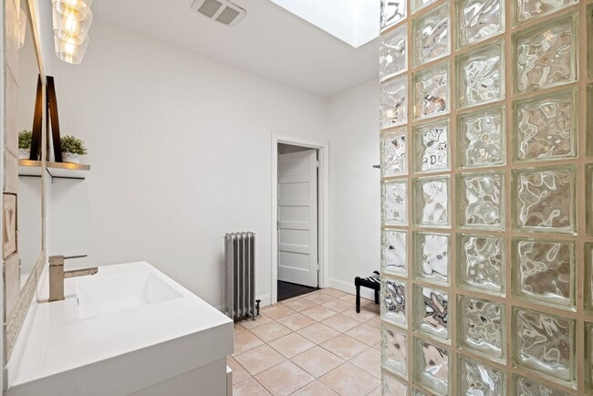 Building Photo - Gorgeous, Spacious 4BR with Updated Kitche...