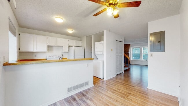 Building Photo - Beautiful Two Bedroom Townhome In Incredible Location!