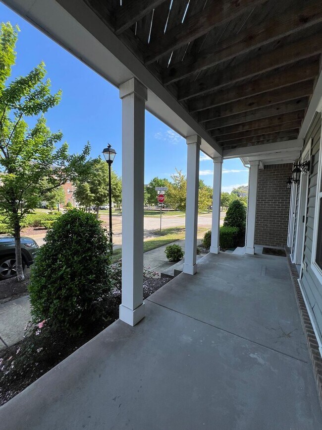 Building Photo - Welcome home - Trilevel H20 Townhome!