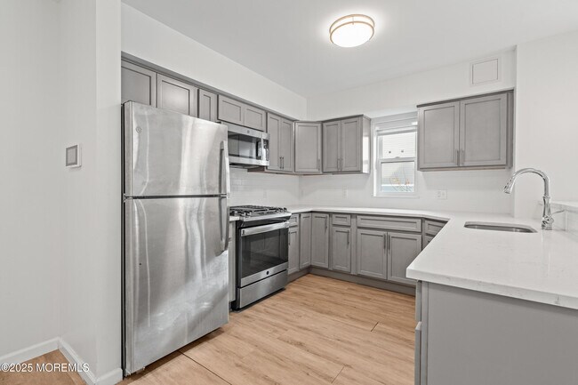 Building Photo - 165 Pavilion Ave