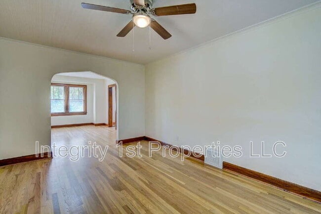 Building Photo - 4226 NE Antioch Rd