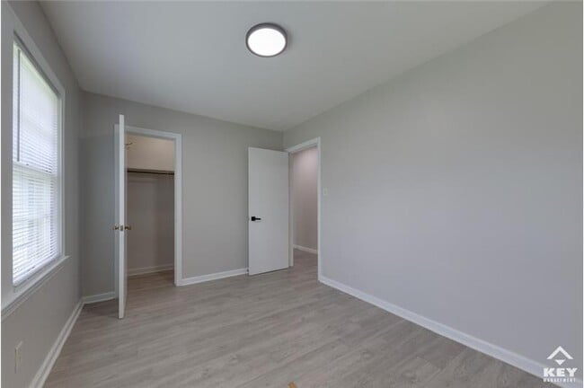 Building Photo - 209 S Custer Ave
