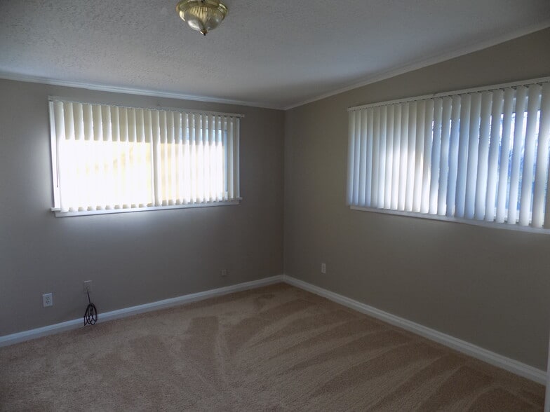 Building Photo - 2505 Maplewood Dr