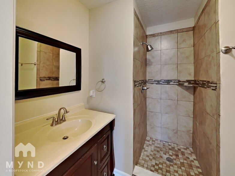 Building Photo - 3217 Spooner Dr