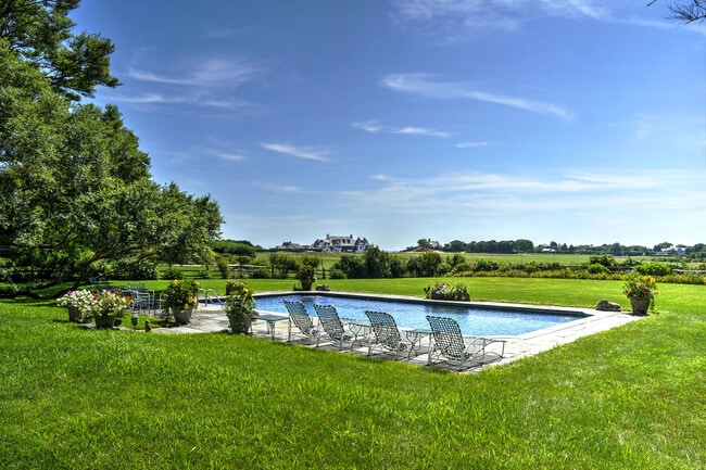 Building Photo - 18 Further Ln