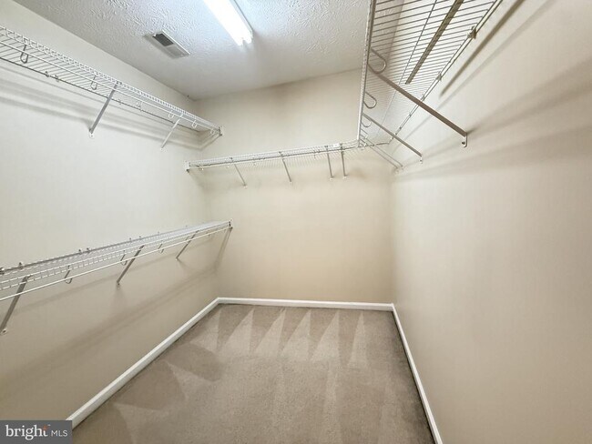 Building Photo - 1234 Lakeview Dr