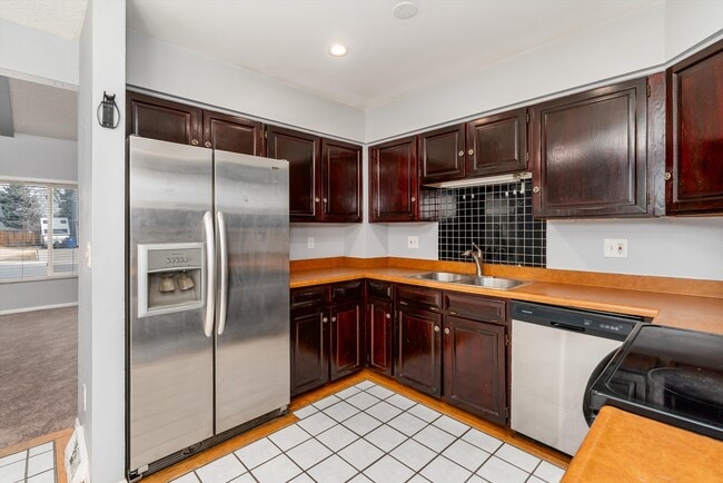 Building Photo - 5025 E Weaver Ave