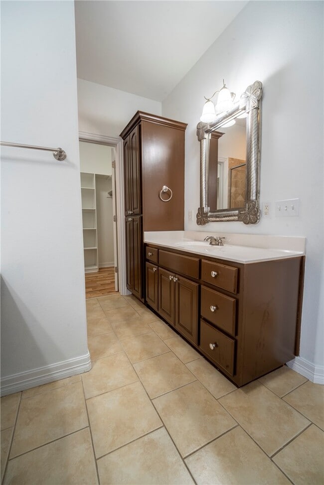 Building Photo - 4604 SW Swinton Dr