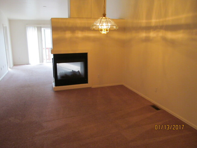 Building Photo - 2 Bed 2 Bath Condo....Available Now In Gat...