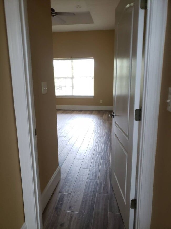 Building Photo - Beautiful, Custom-Built Home in Established & Coveted MOWAT HIGHLANDS!