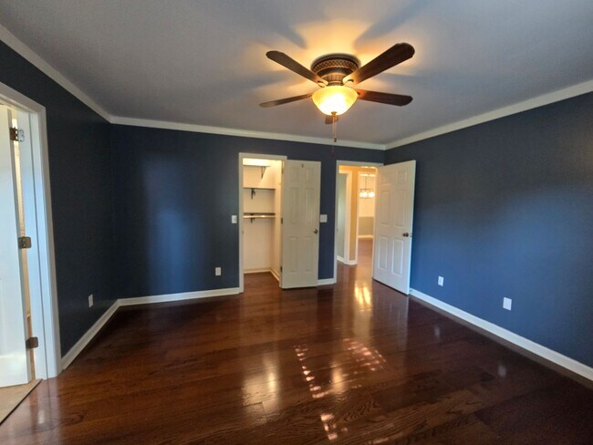 Building Photo - MOVE-IN SPECIAL!! $250 OFF First Month