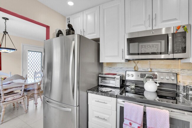 Building Photo - 810 Burgundy St
